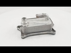 मूल 06E117021J एल्यूमीनियम तेल कूलर कार इंजन स्पेयर पार्ट्स C7 3.0T के लिए